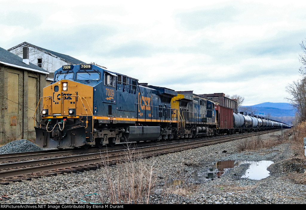 CSX 7009 on B-762